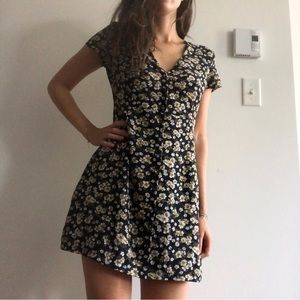 Goldie - Button-front floral dress